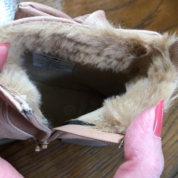 New toddler girls shimmer boots w/side bows.  Size 8. Beige with a hint of pink. - Picture 10 of 13